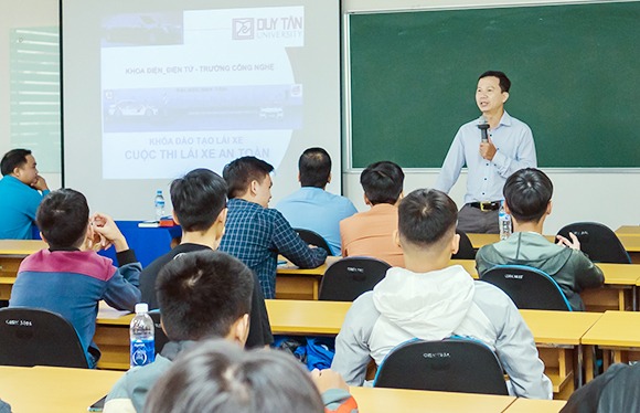 TS. Hà Đắc Bình phát biểu Khai giảng Khóa học "Kỹ thuật lái xe an toàn"